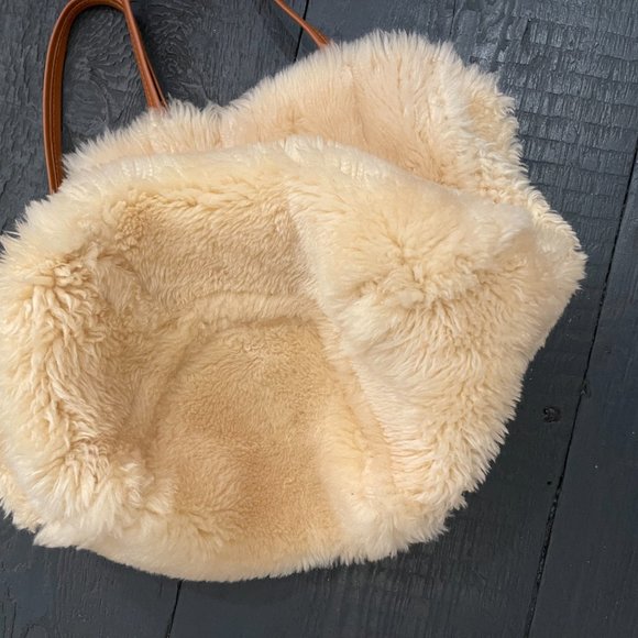 CELINE PHANTOM  MEDIUM TOTE WITH POUCH REVERSIBLE SILVER METALLIC AND SHEARLING - Picture 4 of 9